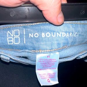 No Boundaries Jean Shorts, New with tags. Never Worn - Size 11